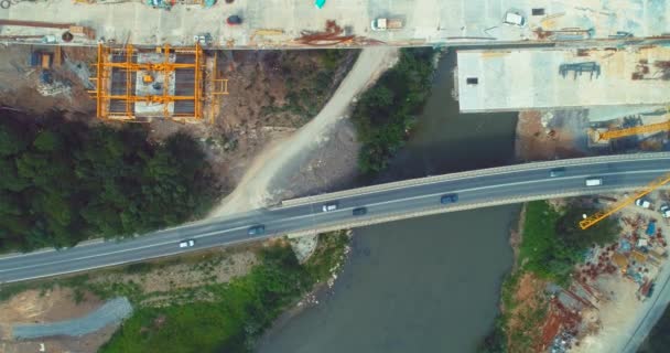 Construção de pontes rodoviárias. Vista aérea da construção da ponte sobre a estrada. Vista de cima reparação rodoviária. Construção de pontes na estrada suburbana — Vídeo de Stock