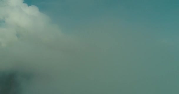 Воздушная муха над облаками с голубым небом на заднем плане в прекрасный солнечный день — стоковое видео