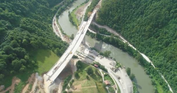 Construction de ponts routiers. Vue aérienne de la construction d'un pont au-dessus de l'autoroute. Vue de dessus la réparation de la route. Construction de ponts sur les routes de banlieue — Video