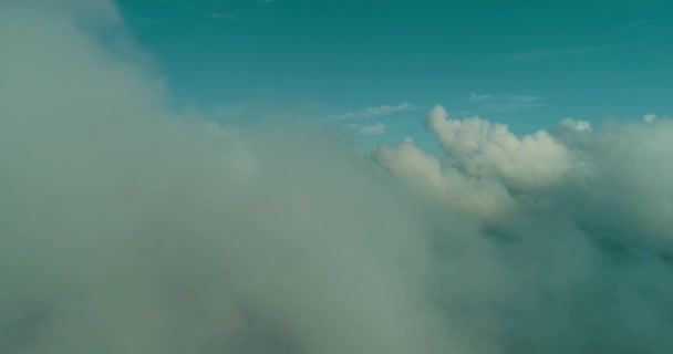 Повітря літає над хмарами з блакитним небом на задньому плані в красивий сонячний день — стокове відео