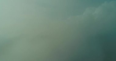 Bulutların üzerinde gökyüzü masmavi ve güzel güneşli bir günde uçuyor.