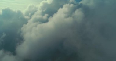 Bulutların üzerinde gökyüzü masmavi ve güzel güneşli bir günde uçuyor.