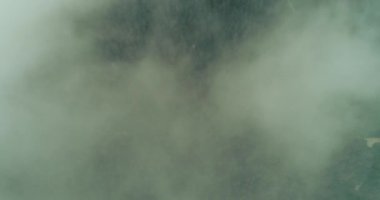 Bulutların üzerinde gökyüzü masmavi ve güzel güneşli bir günde uçuyor.