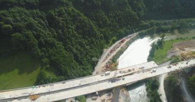 Köprü inşaatı. Köprü inşaatının havadan görüntüsü. Karayolu tamiri manzaralı. Banliyö yolunda köprüler inşa ediliyor