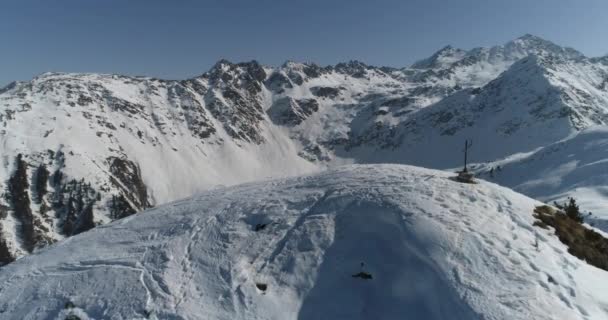 Alpen Kalte Berge Top Schnee Eis Tourismus Sport Öko Reisen Berge Gipfel Klippen Felsen Grate Landschaft Drohnenflug über Schweizer Gebirge Goldene Stunde Inspirierende Natur 4k Zeitlupe — Stockvideo