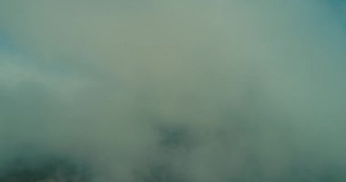 Bulutların üzerinde gökyüzü masmavi ve güzel güneşli bir günde uçuyor.