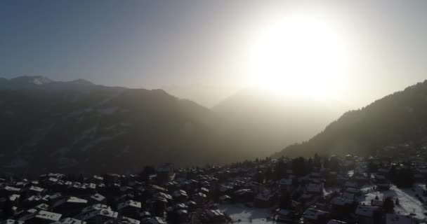 Foto aérea de un pueblo en Suiza que estaba cubierto de nieve en un destino popular para esquiadores — Vídeo de stock