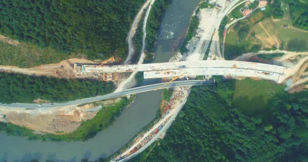 Budowa mostu drogowego. Widok z powietrza na budowę mostu nad autostradą. Widok z góry autostrady naprawy dróg. Budowa mostów na drodze podmiejskiej — Wideo stockowe