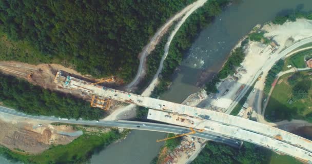 Wegenbrugconstructie. Luchtfoto van brugconstructie over snelweg. Uitzicht van boven de snelweg weg reparatie. Bruggen bouwen op de voorstedelijke weg — Stockvideo