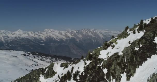 阿尔卑斯山冷山山顶雪地旅游运动生态旅游生态旅游山脉山崖山崖山脊景观无人机空中飞越瑞士山脉黄金时间刺激自然慢动作 — 图库视频影像