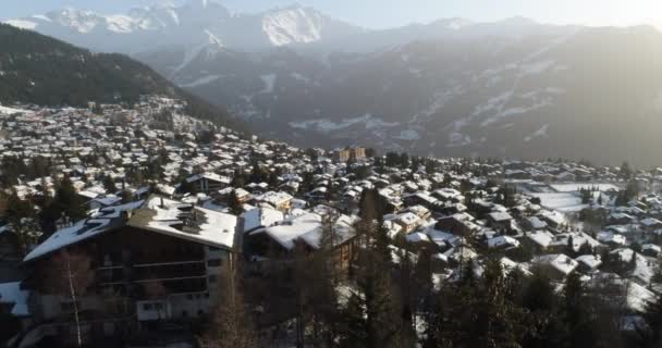 Letecký snímek vesnice ve Švýcarsku, která byla pokryta sněhem v oblíbené destinaci pro lyžaře — Stock video