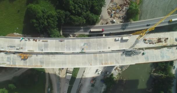 Wegenbrugconstructie. Luchtfoto van brugconstructie over snelweg. Uitzicht van boven de snelweg weg reparatie. Bruggen bouwen op de voorstedelijke weg — Stockvideo