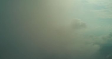 Bulutların üzerinde gökyüzü masmavi ve güzel güneşli bir günde uçuyor.