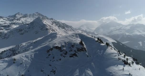 アルプスコールドマウンテントップスノーアイスツーリズムスポーツエコトラベルマウンテンピーククリフロックリッジ景観スイス山脈上空のドローン空中飛行ゴールデンアワーインスピレーション自然4kスローモーション — ストック動画