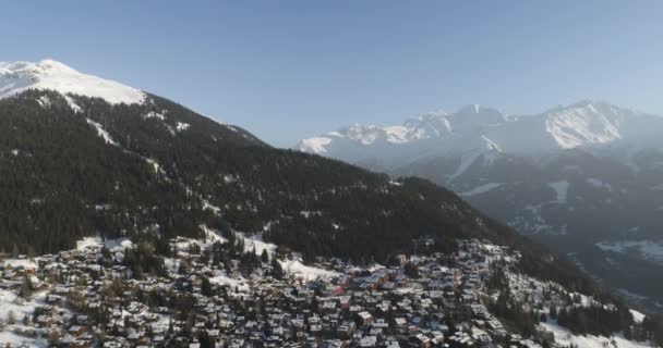 Légi felvétel egy svájci faluról, amelyet hó borított a síelők kedvelt célpontja. — Stock videók