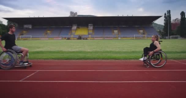 Bohaterski portret niepełnosprawnych sportowców na torze sportowym. — Wideo stockowe