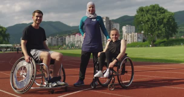 Portrait de héros tourné de personnes handicapées sportives whit entraîneur féminin portant hijab après l'entraînement sur piste de sport athlétique. — Video