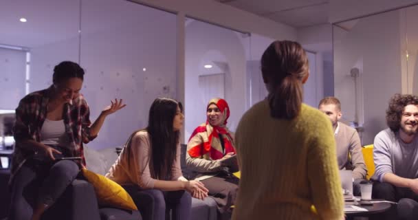 Schwangere Geschäftsfrau leitet kreatives Treffen diverser Geschäftsteams in modernem Coworking-Open-Space-Büro, behinderte Mitarbeiterin im Rollstuhl besucht Aus- und Weiterbildung — Stockvideo