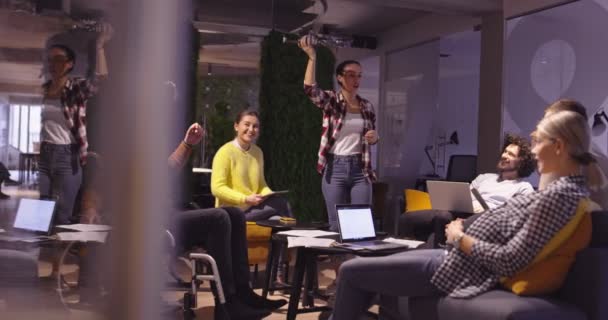 Gehandicapte zakenman in een rolstoel aan het werk in moderne open ruimte coworking office op teamvergadering met behulp van virtual reality bril en drone simulatie. Effectief teamwerk in een startup business. — Stockvideo