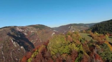 Sinema için ilham verici FPV manzaralı sakin dağ manzaralı orman ve kırsal alan. Yolculuk. Özgürlük uçuşu.
