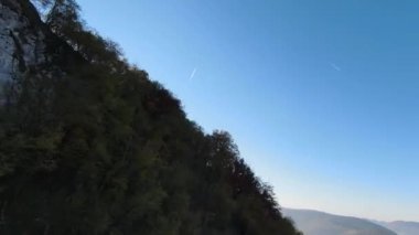 Sinema için ilham verici FPV manzaralı sakin dağ manzaralı orman ve kırsal alan. Yolculuk. Özgürlük uçuşu.