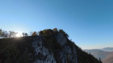 Sinema için ilham verici FPV manzaralı sakin dağ manzaralı orman ve kırsal alan. Yolculuk. Özgürlük uçuşu.