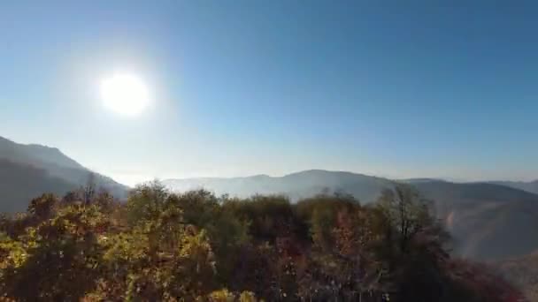 Inspirerande antenn FPV utsikt över filmiska lugna berg natur natursköna skog och landsbygd. Resan. Frihetsflygning. — Stockvideo