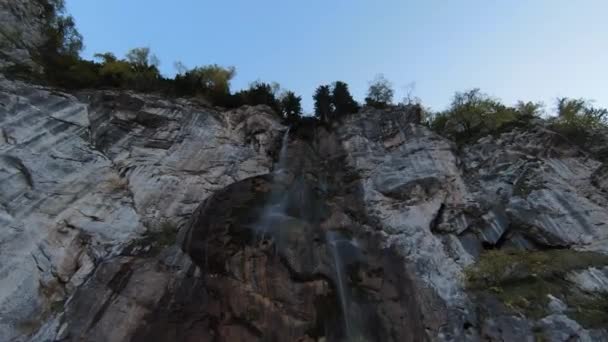 4K vista aerea dell'autunno, cascata, sorvolando la foresta in autunno, grandi pietre nel fiume, cascata con grandi pietre, cielo blu — Video Stock