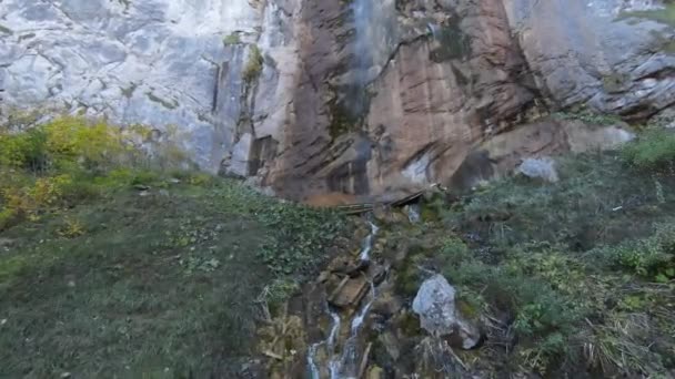 4 k luchtfoto van de herfst, waterval, vliegen over bos in het najaar, grote stenen in de rivier, waterval met grote stenen, blauwe lucht — Stockvideo