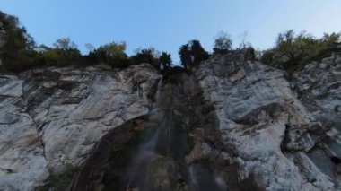 4 k hava manzara orman üzerinde sonbaharda büyük taşlar nehirde, şelale büyük taşlar, mavi gökyüzü uçan sonbaharın, şelale,