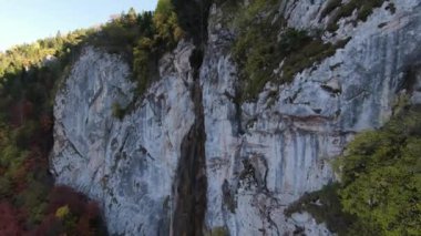 4 k hava manzara orman üzerinde sonbaharda büyük taşlar nehirde, şelale büyük taşlar, mavi gökyüzü uçan sonbaharın, şelale,
