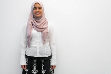 Dua etmek için geleneksel tesettüre bürünmüş Arap kadın Müslümanlar. Seçici Odaklanma 