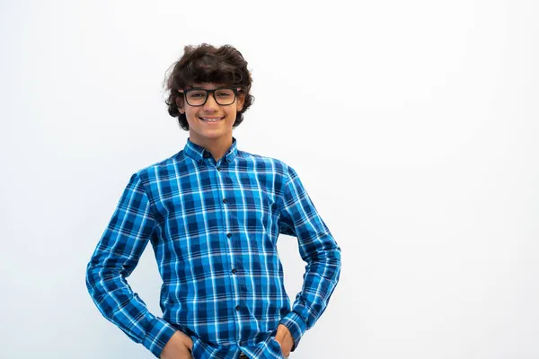 Retrato de inteligente olhando árabe adolescente com óculos vestindo um chapéu na escola casual olhar isolado no espaço de cópia branca — Fotografia de Stock