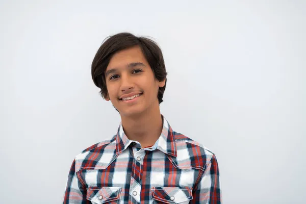 Ritratto di un giovane attraente ragazzo arabo isolato su uno sfondo bianco — Foto Stock
