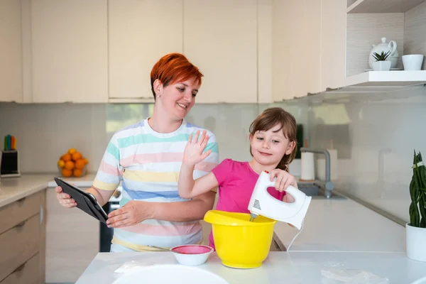 Klein meisje en mam het maken van tastz cake in kithen familie plezier hebben thuis — Stockfoto