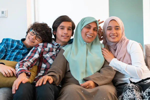 Retrato familiar de Oriente Medio madre soltera con adolescentes en casa en la sala de estar. Enfoque selectivo —  Fotos de Stock