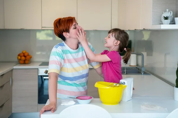 有趣的小女孩帮手手拿着面团玩，学着揉捏，帮妈妈在厨房里，快乐可爱的小女儿和妈妈在厨房里做饼干. — 图库照片