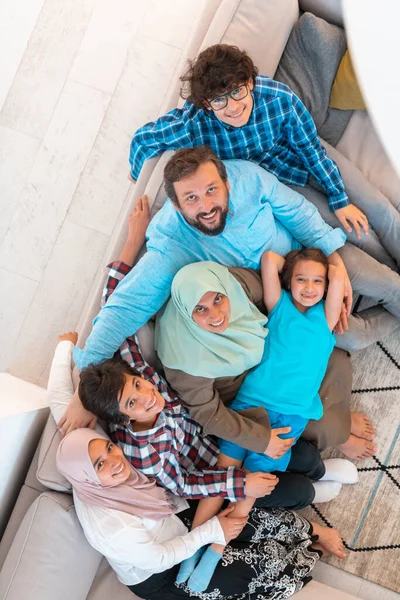 Foto vista superior de una familia árabe sentada en la sala de estar de una gran casa moderna. —  Fotos de Stock