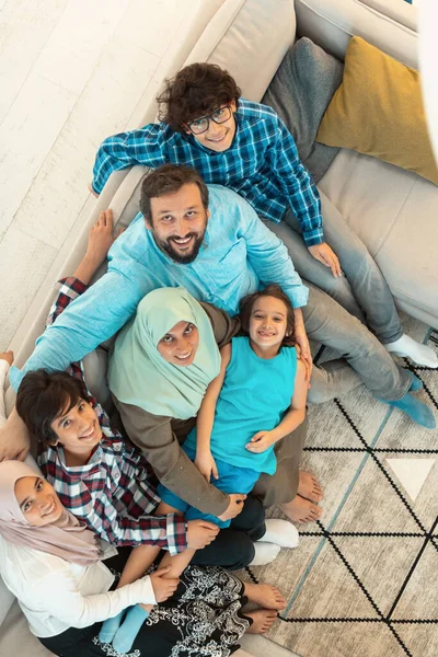 Bovenaanzicht foto van een Arabisch gezin zittend in de woonkamer van een groot modern huis.Selectieve focus — Stockfoto