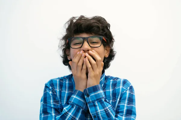 Retrato de adolescente árabe de aspecto inteligente con gafas con un sombrero en el aspecto de la escuela informal aislado en el espacio de copia blanca —  Fotos de Stock