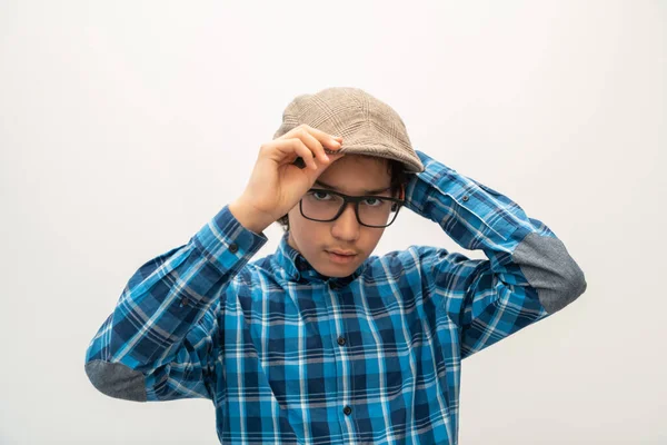Retrato de inteligente olhando árabe adolescente com óculos vestindo um chapéu na escola casual olhar isolado no espaço de cópia branca — Fotografia de Stock