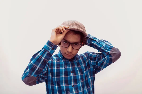 Retrato de adolescente árabe de aspecto inteligente con gafas con un sombrero en el aspecto de la escuela informal aislado en el espacio de copia blanca —  Fotos de Stock