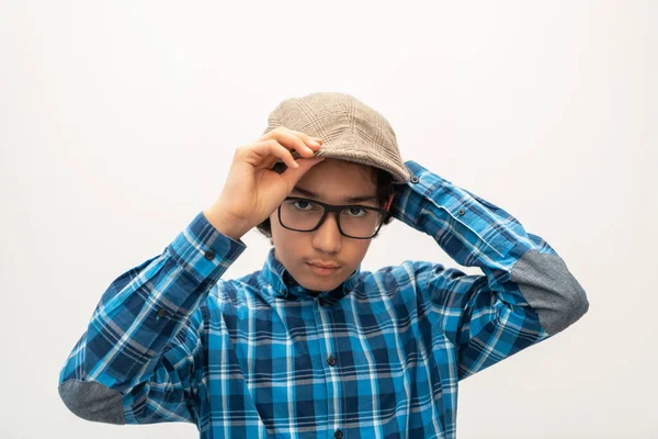 Πορτρέτο του έξυπνου έφηβος Άραβας με γυαλιά φορώντας ένα καπέλο σε casual σχολείο φαίνονται απομονωμένα σε λευκό αντίγραφο χώρο — Φωτογραφία Αρχείου