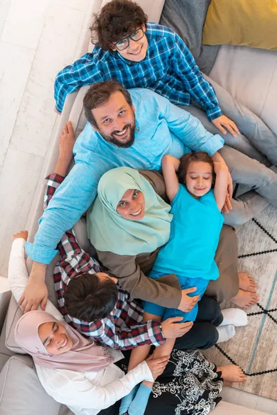 Bovenaanzicht foto van een Arabisch gezin zittend in de woonkamer van een groot modern huis.Selectieve focus — Stockfoto