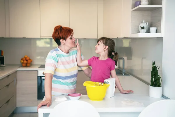Lustige kleine Mädchen Helfer spielen mit Teig auf seinen Händen lernen zu kneten hilft erwachsene Mutter in der Küche, glücklich süße Baby-Tochter und Mutter haben Spaß beim Kochen von Plätzchen. — Stockfoto