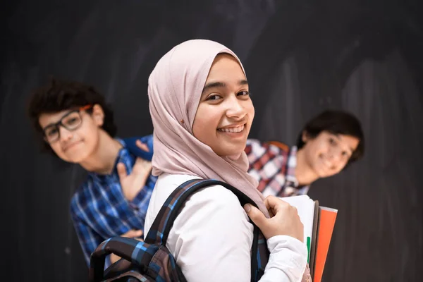 Gruppo di adolescenti arabi, gruppo di studenti che lavorano insieme su computer portatile e tablet concetto di istruzione in aula online — Foto Stock