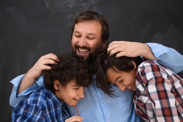 Glücklicher Vater umarmt Söhne unvergessliche Momente der Familienfreude in gemischter Rasse nahöstliche arabische Familie — Stockfoto