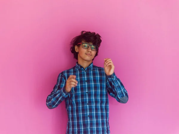Árabe adolescente niño usando auriculares y escuchar música rosa fondo —  Fotos de Stock
