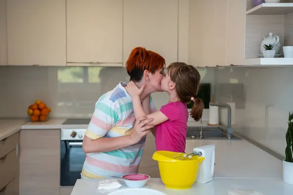 Grappig klein meisje helper spelen met deeg op zijn handen leren kneden helpt volwassen moeder in de keuken, gelukkig schattig dochtertje en ouder moeder veel plezier koken koekjes. — Stockfoto