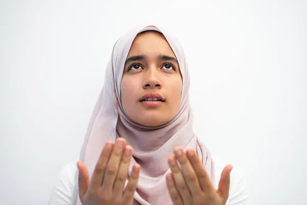 Árabe muçulmana em roupas tradicionais hijab rezando namaz dua mãos abertas para Allah — Fotografia de Stock